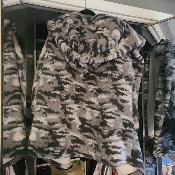 GILI Camo Oversized Sherpa Hooded Lounger Wearable Blanket - Picture 6 of 9